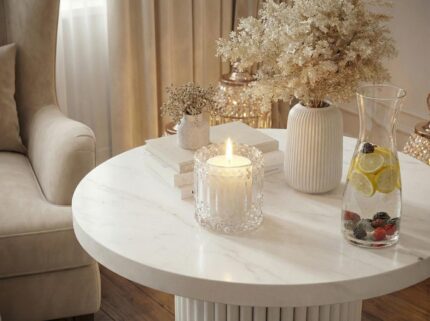 Zbliżenie clos-up na detale stolika białego Unity