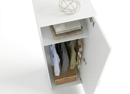 Kadr na wnętrze wąskiej szafy - szafa 1-drzwiowa wąska Trend 19D