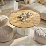 Kadr ujęcie z góry z pufami na Biały Stolik Kawowy 90 cm Luna