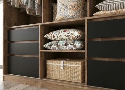 Kadr zbliżenie na szuflady wnętrze szafy Flin 180