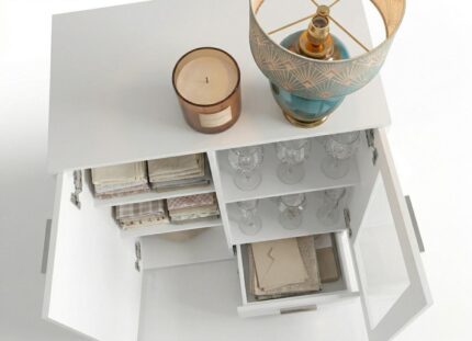 Zbliżenie na wnętrze komody z witryną Trend 10